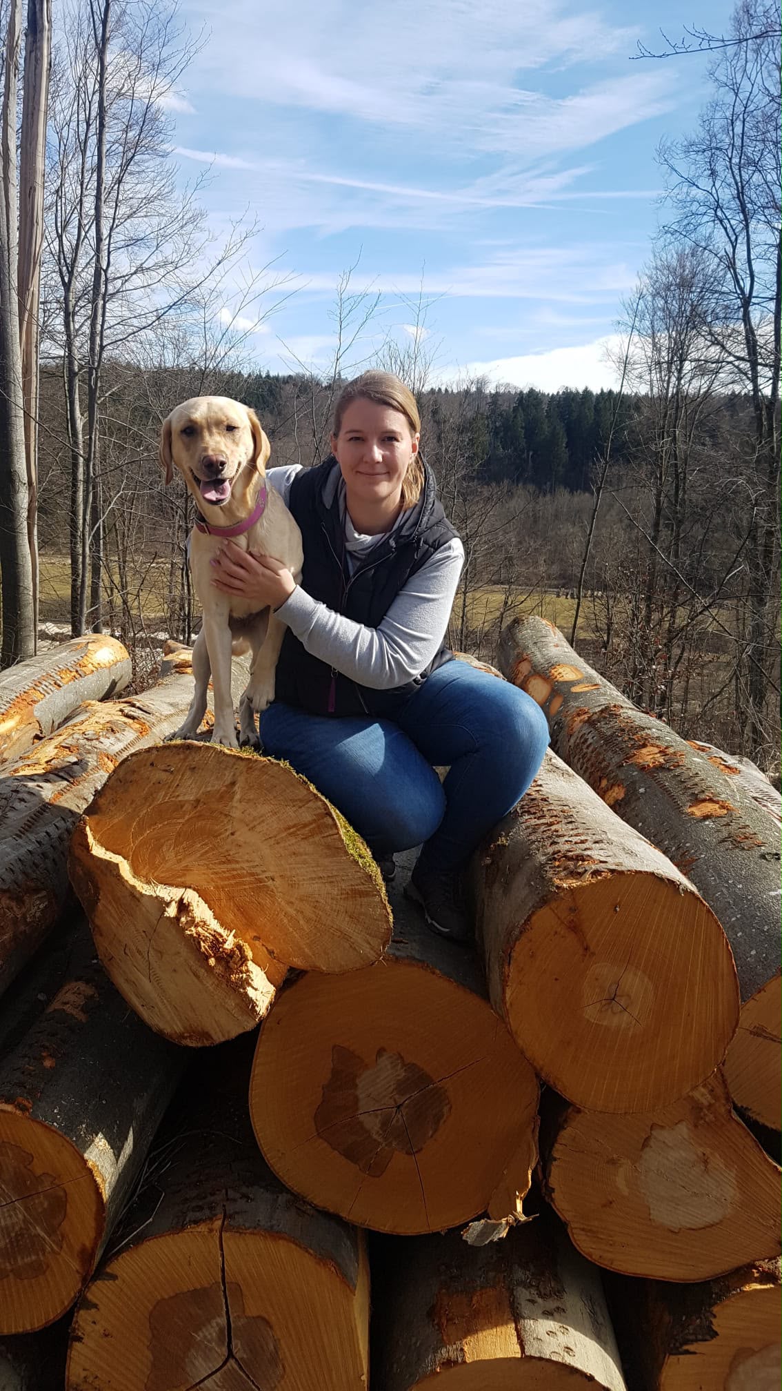 Christina, Mitarbeiterin bei Pudelwohl365, mit ihrem Hund im Wald